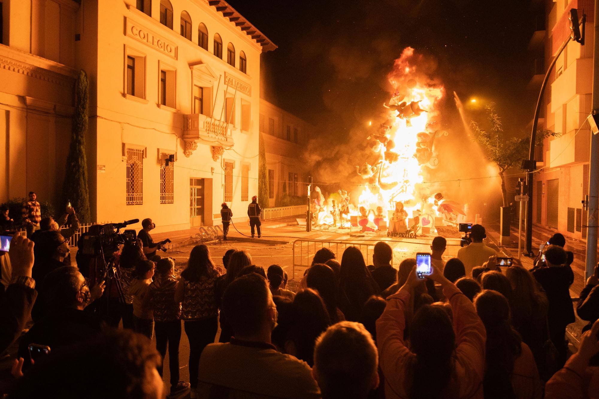 Los mejores momentos de una 'Nit de la Cremà' para el recuerdo en Burriana