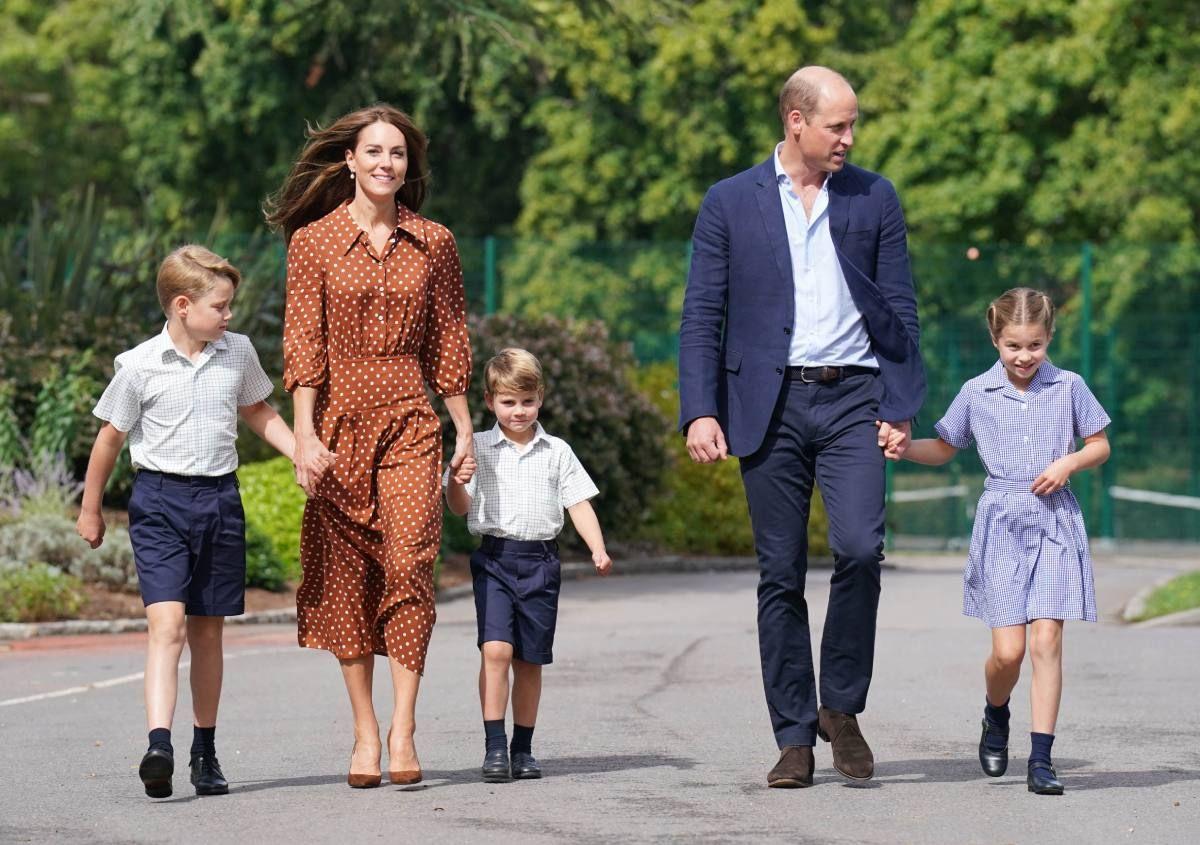 Los duques de Cambridge con sus hijos en su día de adaptación al colegio