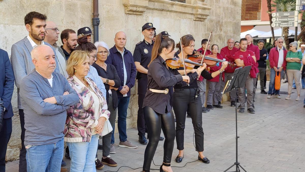 Actuación de dos violinistas durante el homenaje de Alzira a las víctimas.