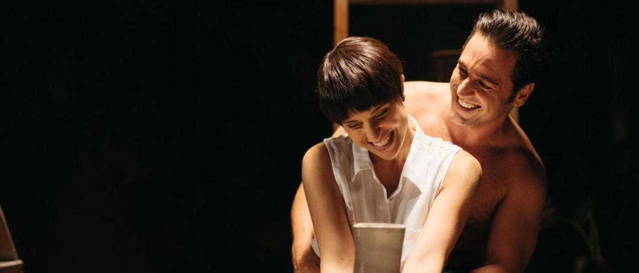 David Bustamante, como Sam, junto a la actriz Cristina Llorente (Molly), en una escena del musical.