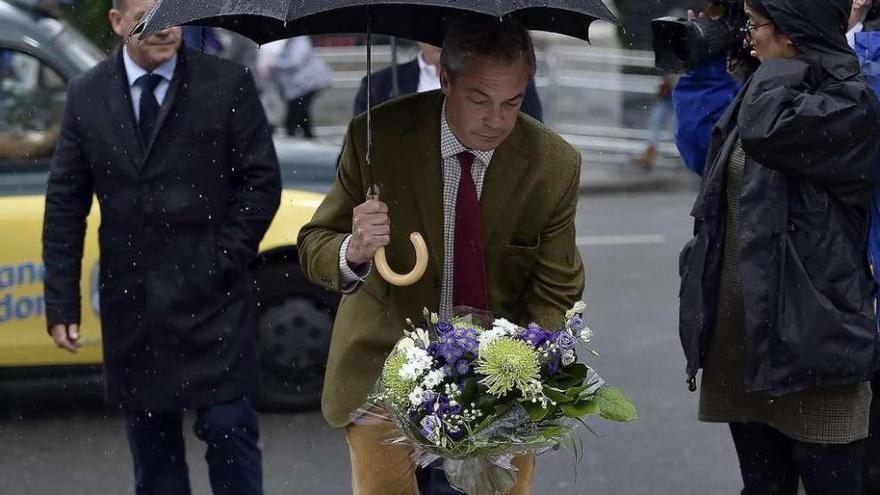 El líder del eurófobo UKIP Nigel Farage deposita un ramo de flores en la plaza del Parmaneto, en Londres, en memoria de la diputada laborista Jo Cox, firme opositora al &quot;Brexit&quot;. // Efe