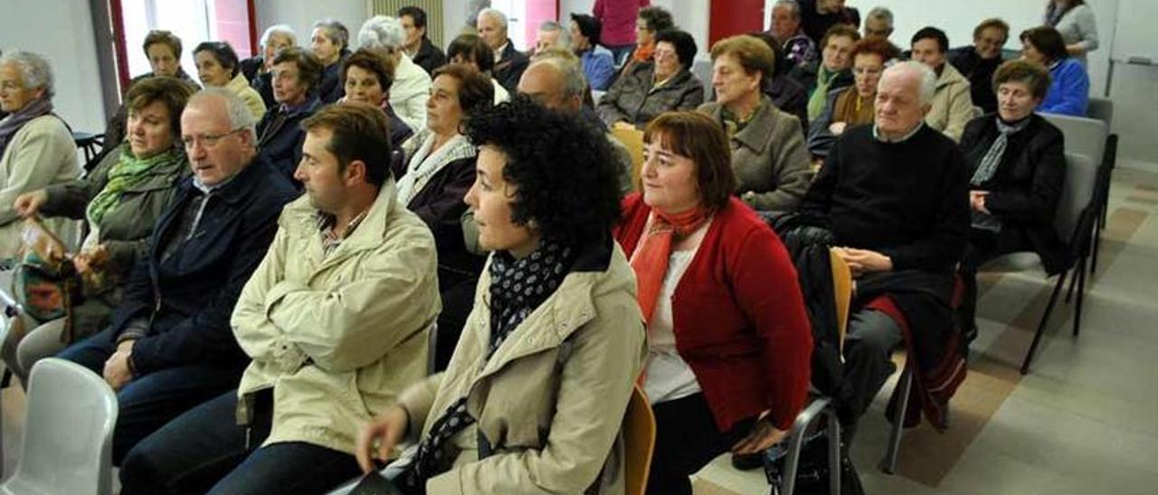 Público asistente a la charla de ayer en San Martín de Oscos.