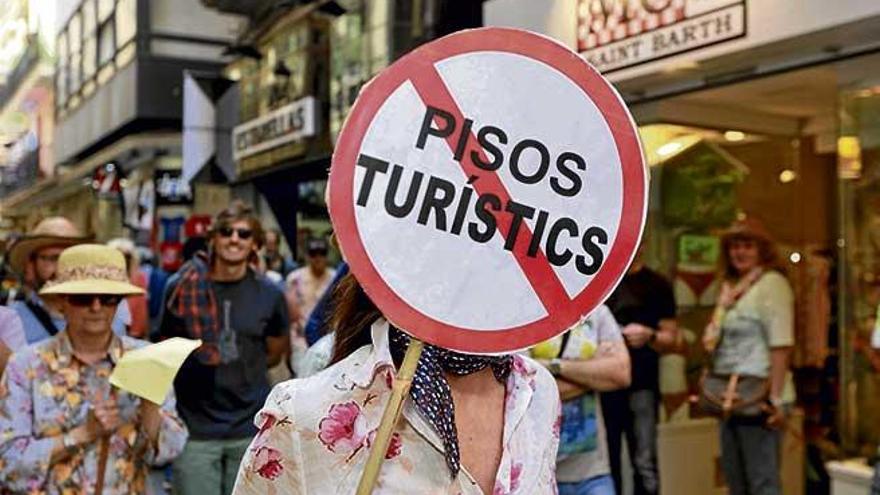 Protesta contra los pisos turísticos el mayo de 2017 en Palma.