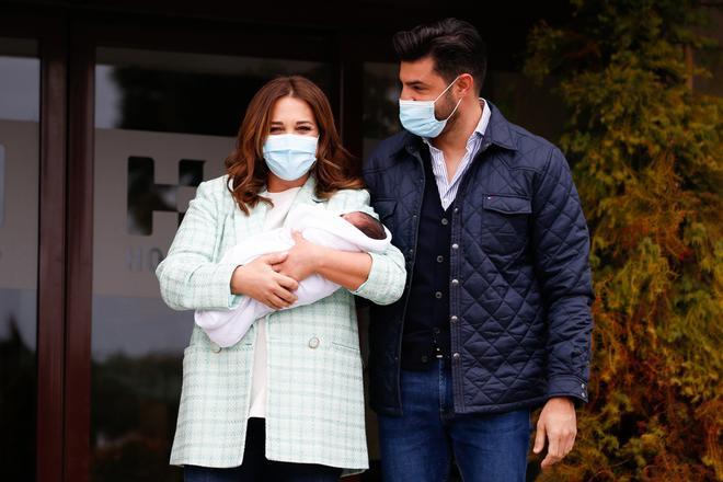 Paula Echevarria y Miguel Torres a las puertas del hospital