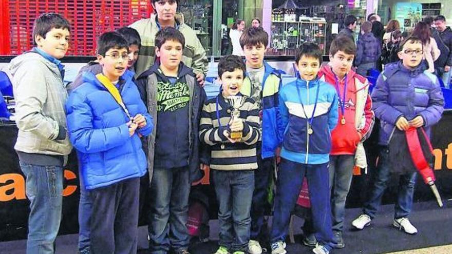 El equipo de base de la Escuela Lalín consiguió el subcampeonato en la II Liga Galicia Central.