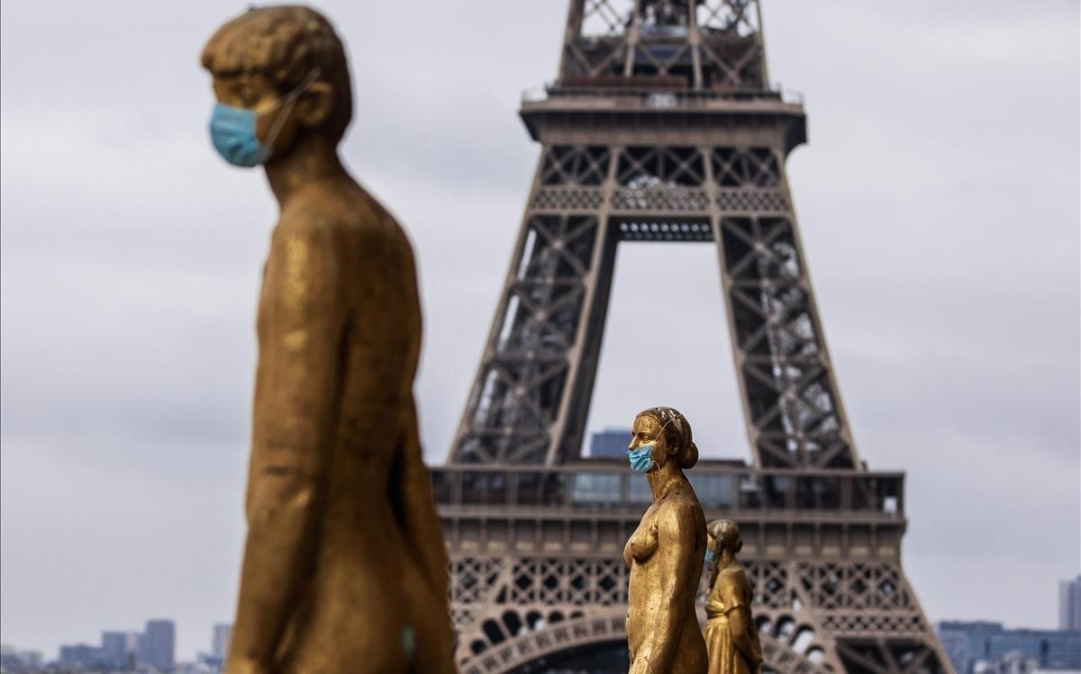 Las estatuas doradas de la explanada de Trocadero, frente a la Torre Eiffel, están cubiertas con máscaras protectoras en París. Las estatuas doradas de la explanada de Trocadero, frente a la Torre Eiffel, están cubiertas con máscaras protectoras en París.