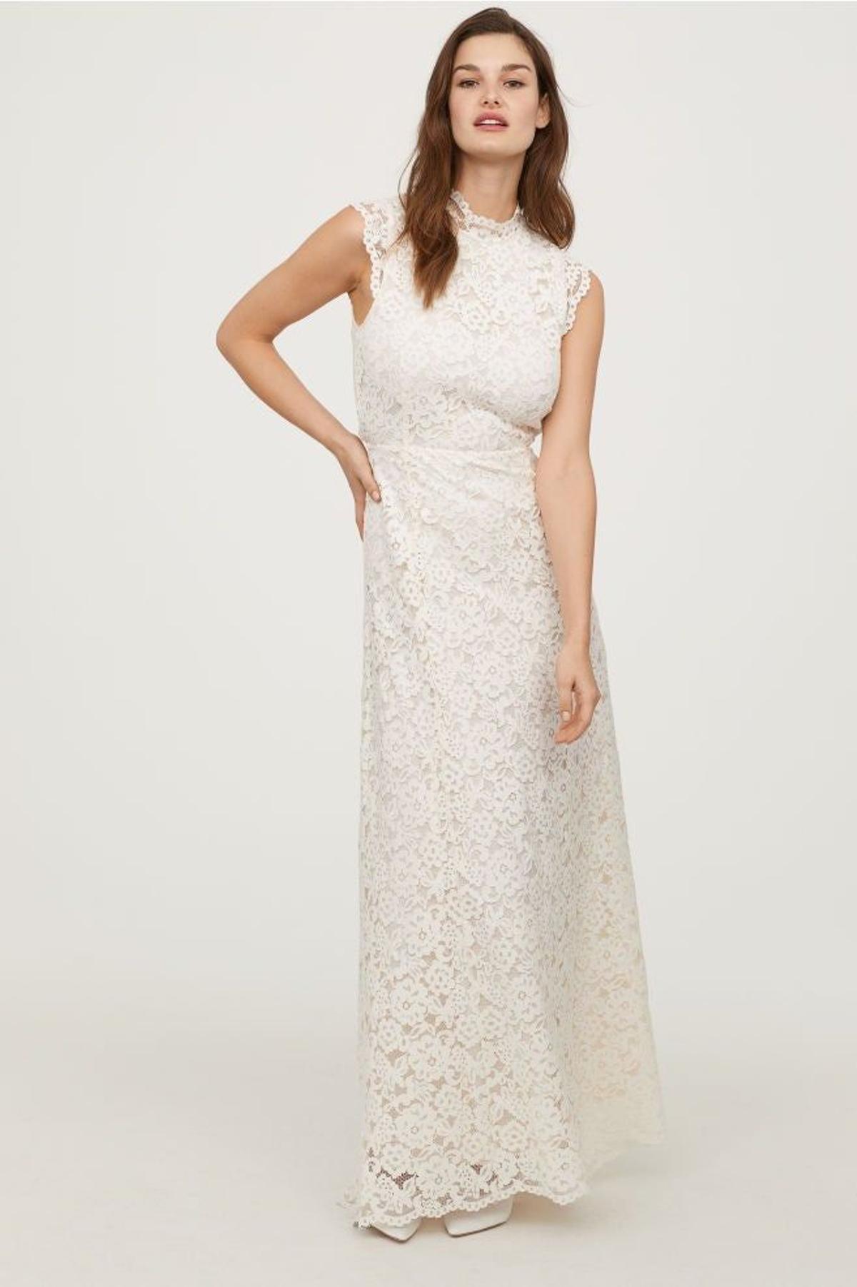 Vestido de novia largo con mangas mariposa y cuerpo de encaje de H&amp;M. (Precio: 179 euros)