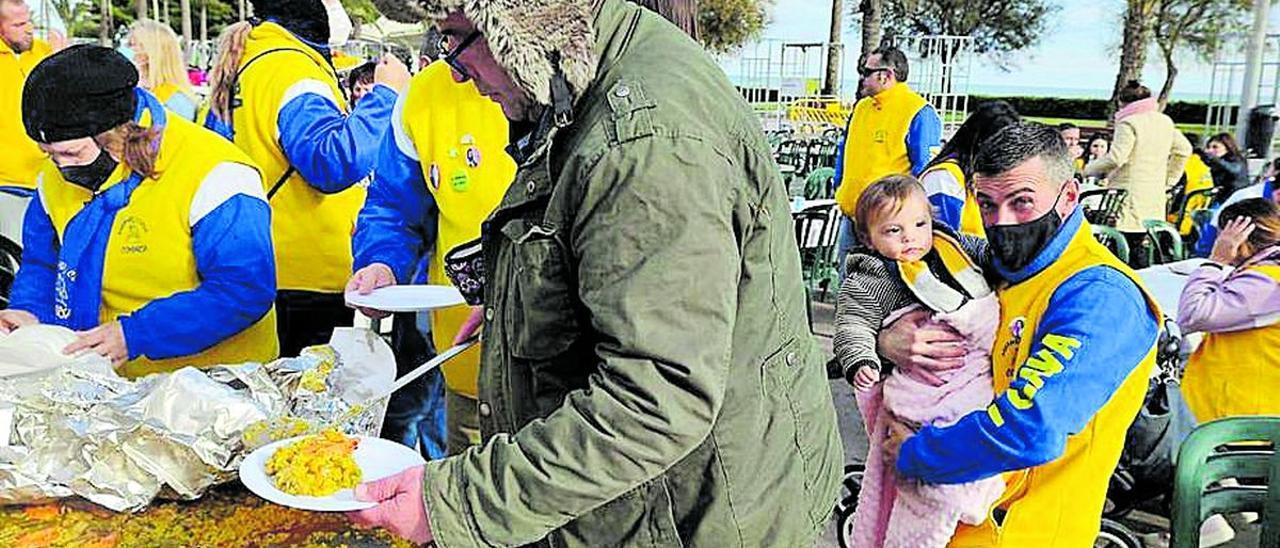 Integrantes de los diferentes colectivos fueron a recoger sus raciones.