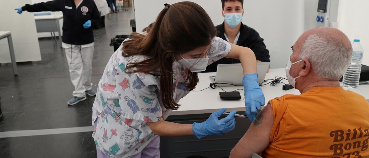 Personas de entre 50 a 59 años acudieron este viernes a recibir la tercera dosis al hospital de campaña de Castelló.