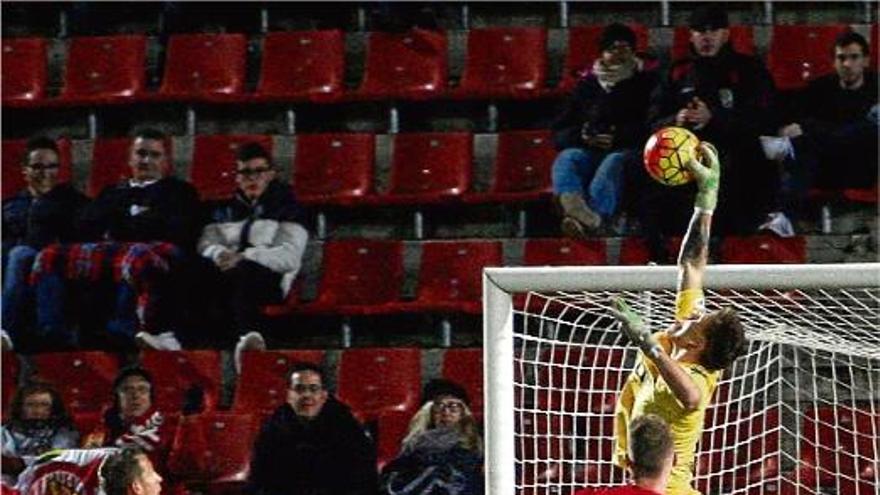 Isaac Becerra s&#039;estira amb una mà per atrapar una centrada a l&#039;àrea.