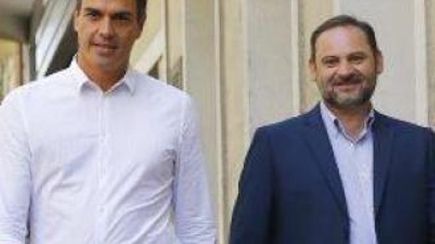 Sánchez nomena Ábalos portaveu i dissenya una executiva sense barons