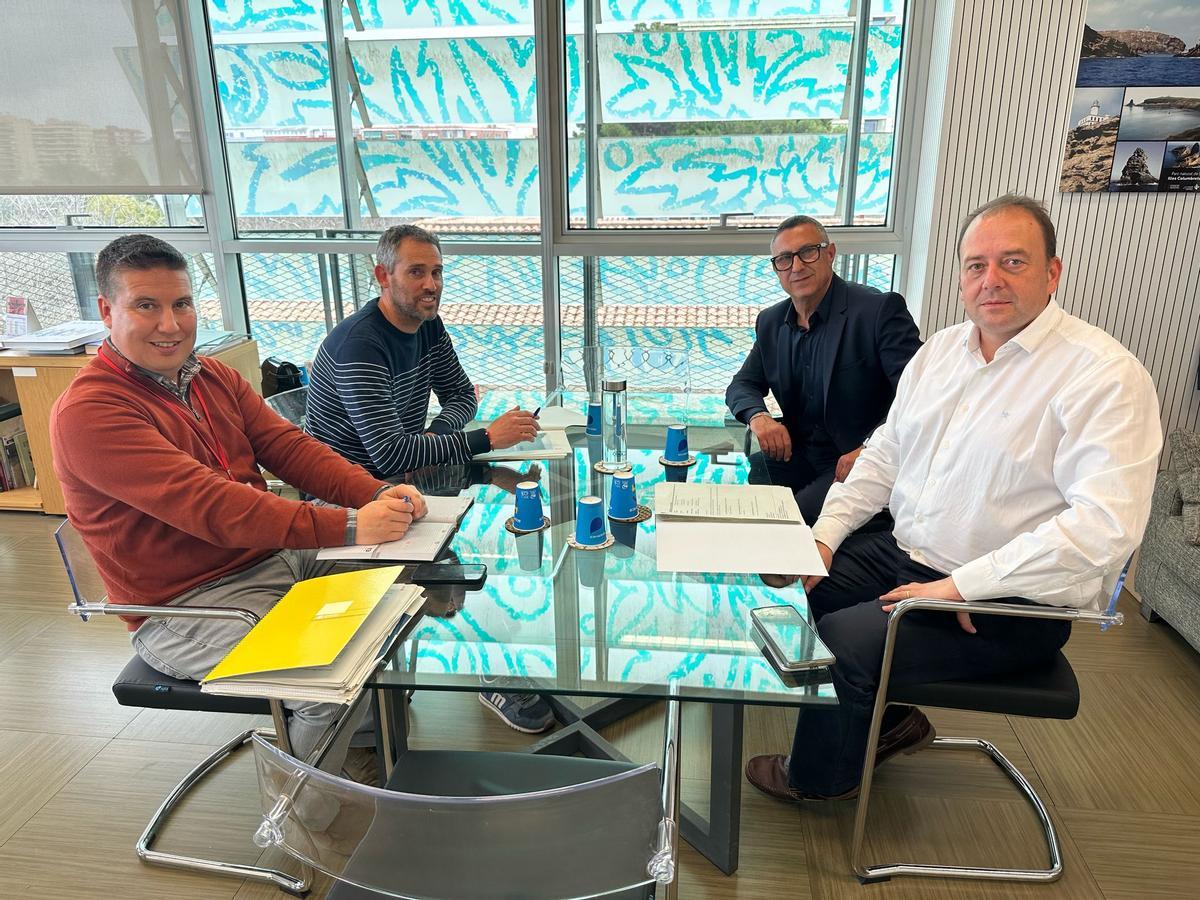 L'alcalde de Tírig, Juanjo Carreres, i el director general de Medi natural, Luís Gomis, han mantigut una reunión sobre els projectes d'energies renovables.