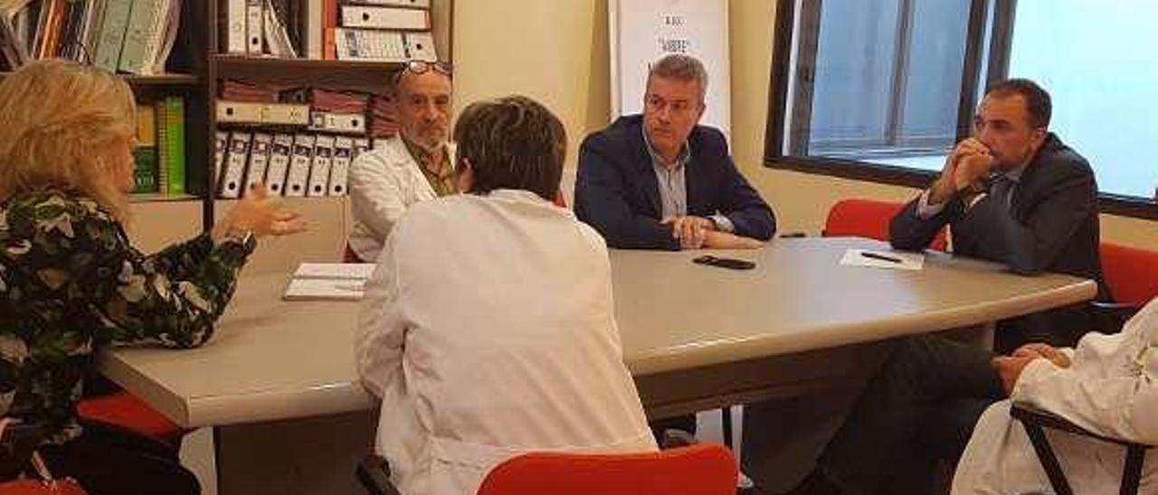 Reunión del alcalde de A Cañiza con el gerente del área sanitaria de Vigo, responsables del Sergas y facultativos. // D.P.