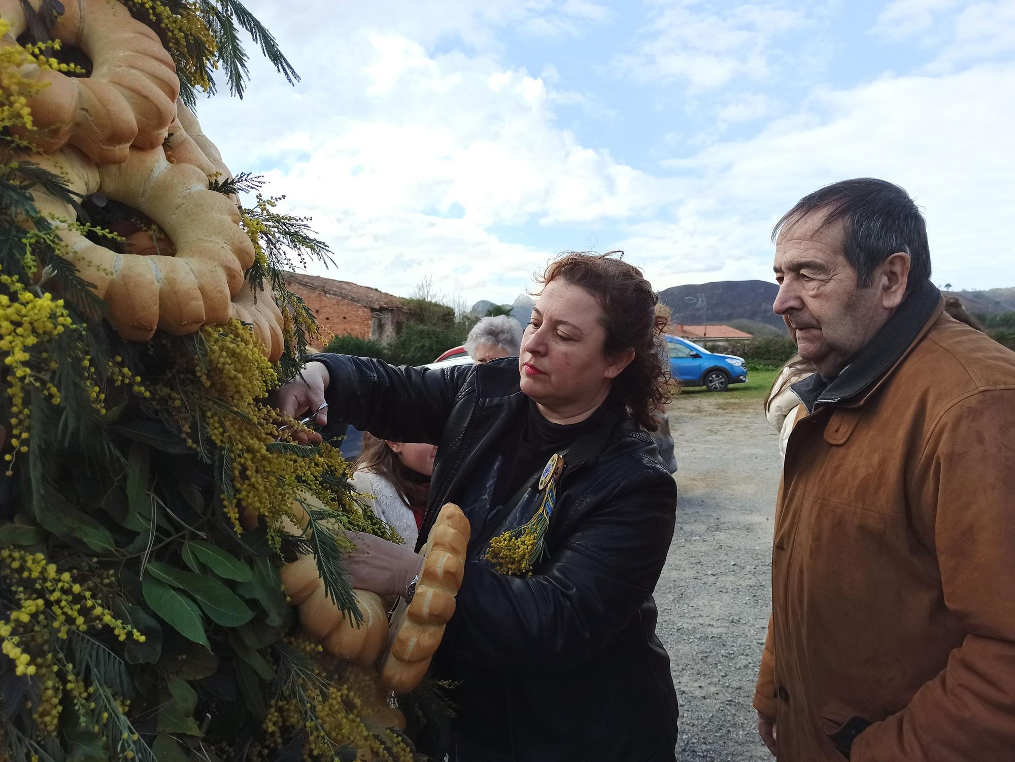 En Posada de Llanes, los panes del ramu vuelan por La Candelaria: "Hay que andar rápido"