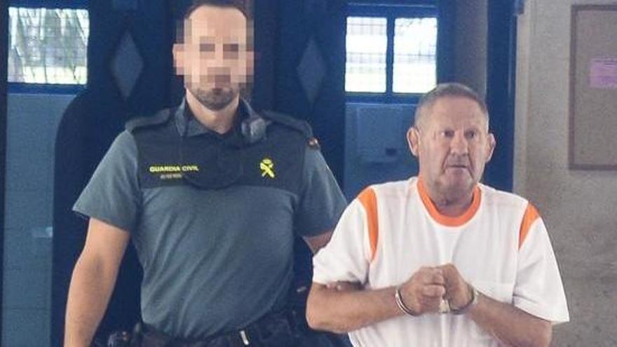 Un guardia civil custodia al presunto asesino.