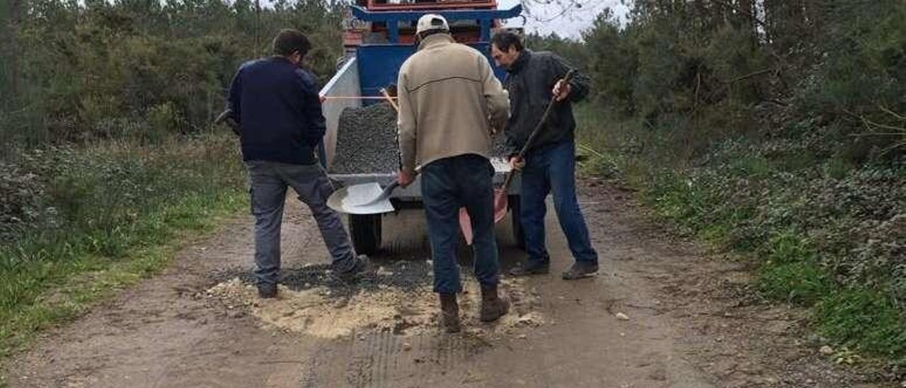 Trabajos de los vecinos en el vial entre Carballeda y Alperiz.