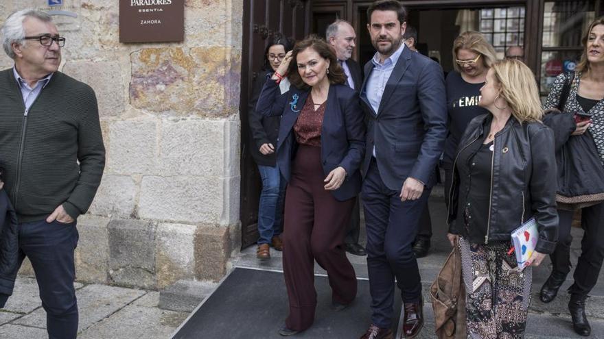 Carmen Calvo abandona el Parador de Turismo de Zamora.