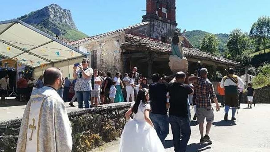 Viegu, en Ponga, celebra su fiesta y homenajea a su sacerdote