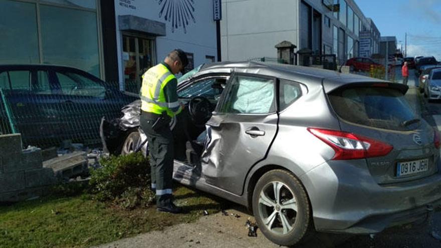 El turismo accidentado, tras el siniestro en Ordes.