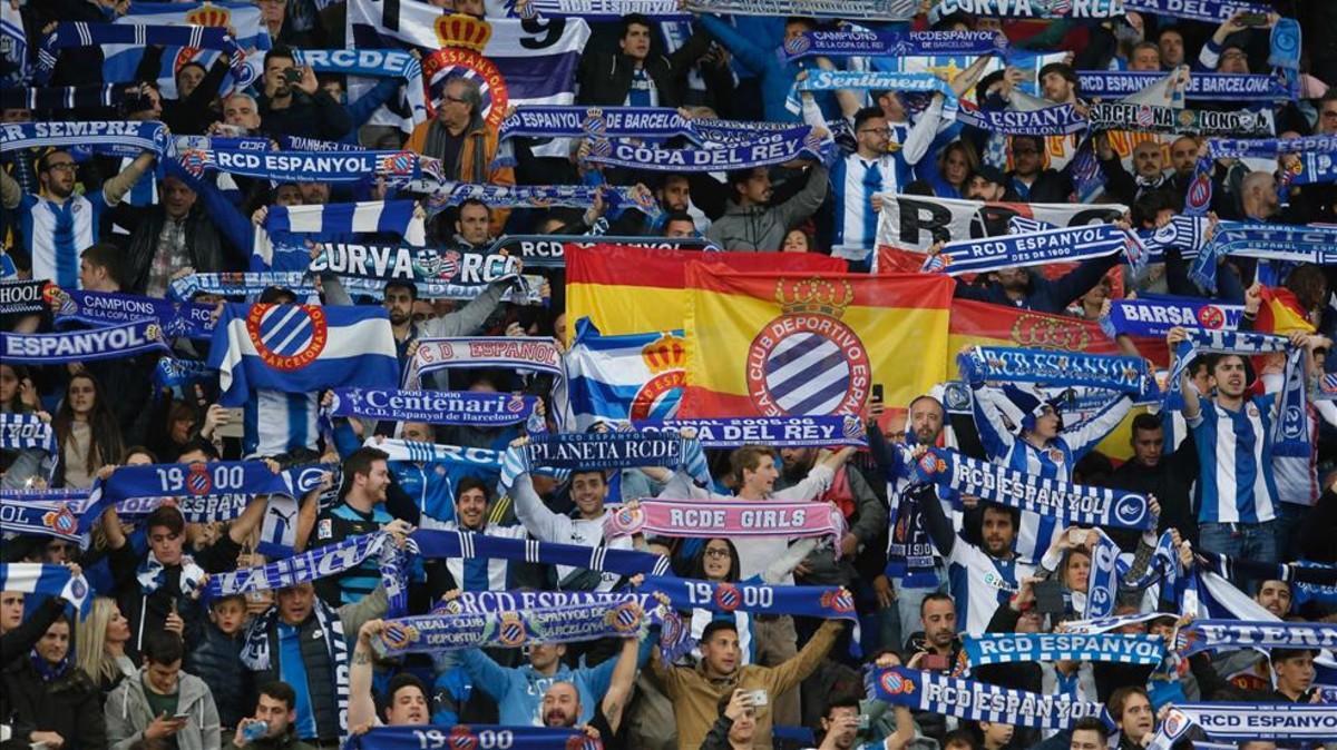 Aficionados del Espanyol en el estadio del Prat-Llobregat en la última visita del FC Barcelona