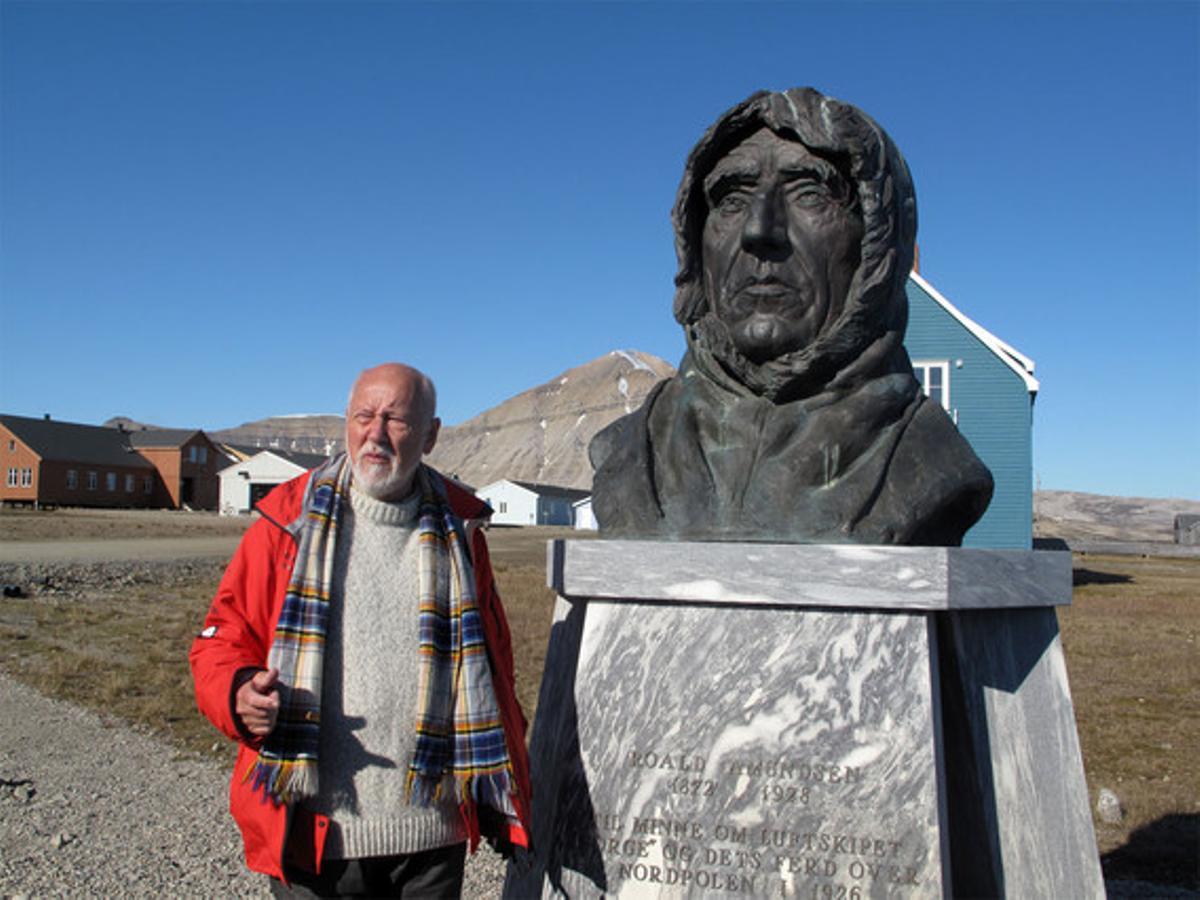 Olav Orheim, al costat del monument a Amundsen a Ny Alesund. Olav Orheim, al costat del monument a Amundsen a Ny Alesund.