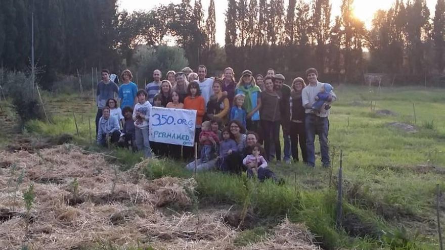 Un grupo de participantes en la jornada de siembra, después del trabajo.