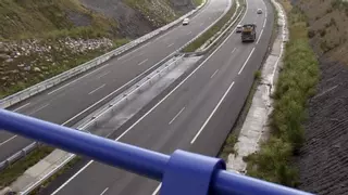 Un herido grave en la Autovía del Cantábrico al dar su coche varias vueltas de campana y caer por un desnivel