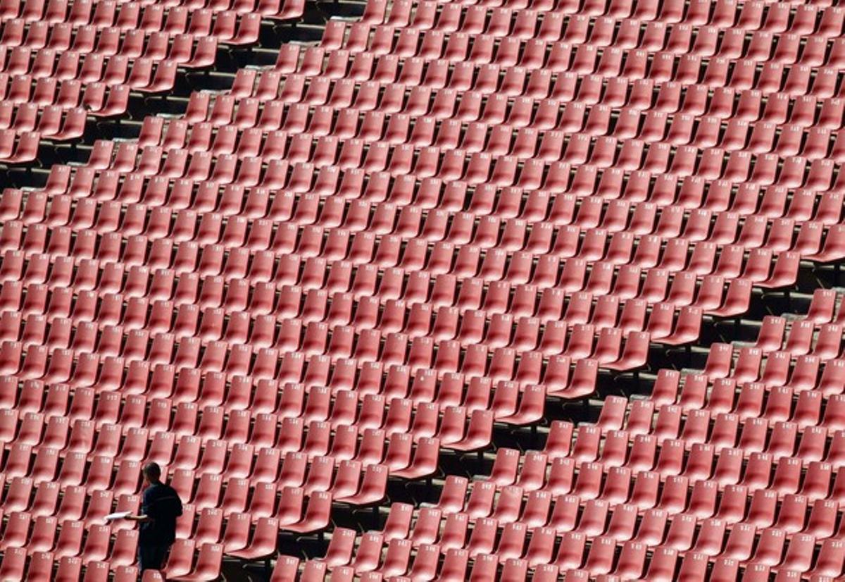 Un home camina per les grades de l’estadi Ellis a l’espera del Mundial de futbol, que començarà divendres, 11 de juny. Un home camina per les grades de l’estadi Ellis a l’espera del Mundial de futbol, que començarà divendres, 11 de juny.