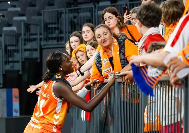 Así ha sido el regreso al Roig Arena de Awa Fam tras triunfar en el draft de la WNBA