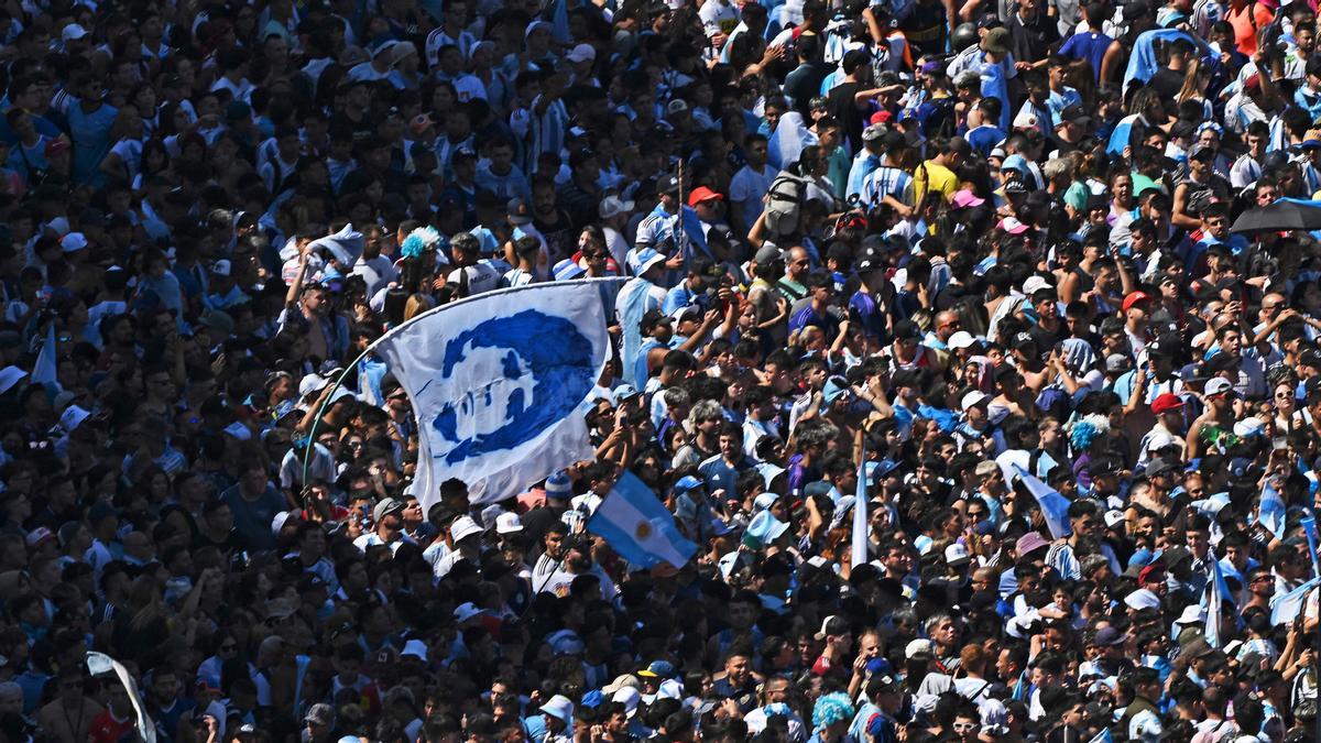 Aficionados argentinos aguardan en la plaza del Obelisco la llegada de los campeones del mundo.
