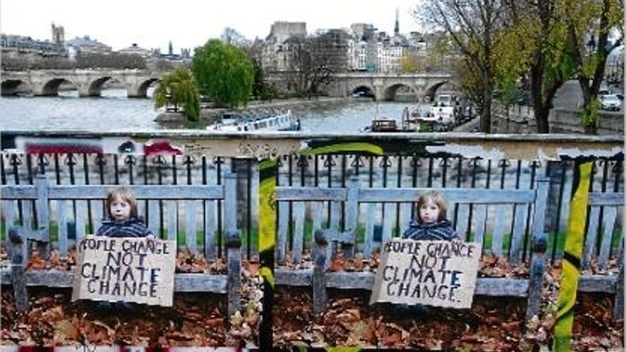 Uns pòsters que l&#039;artista de carrer Denys va penjar a París coincidint amb la cimera del clima.