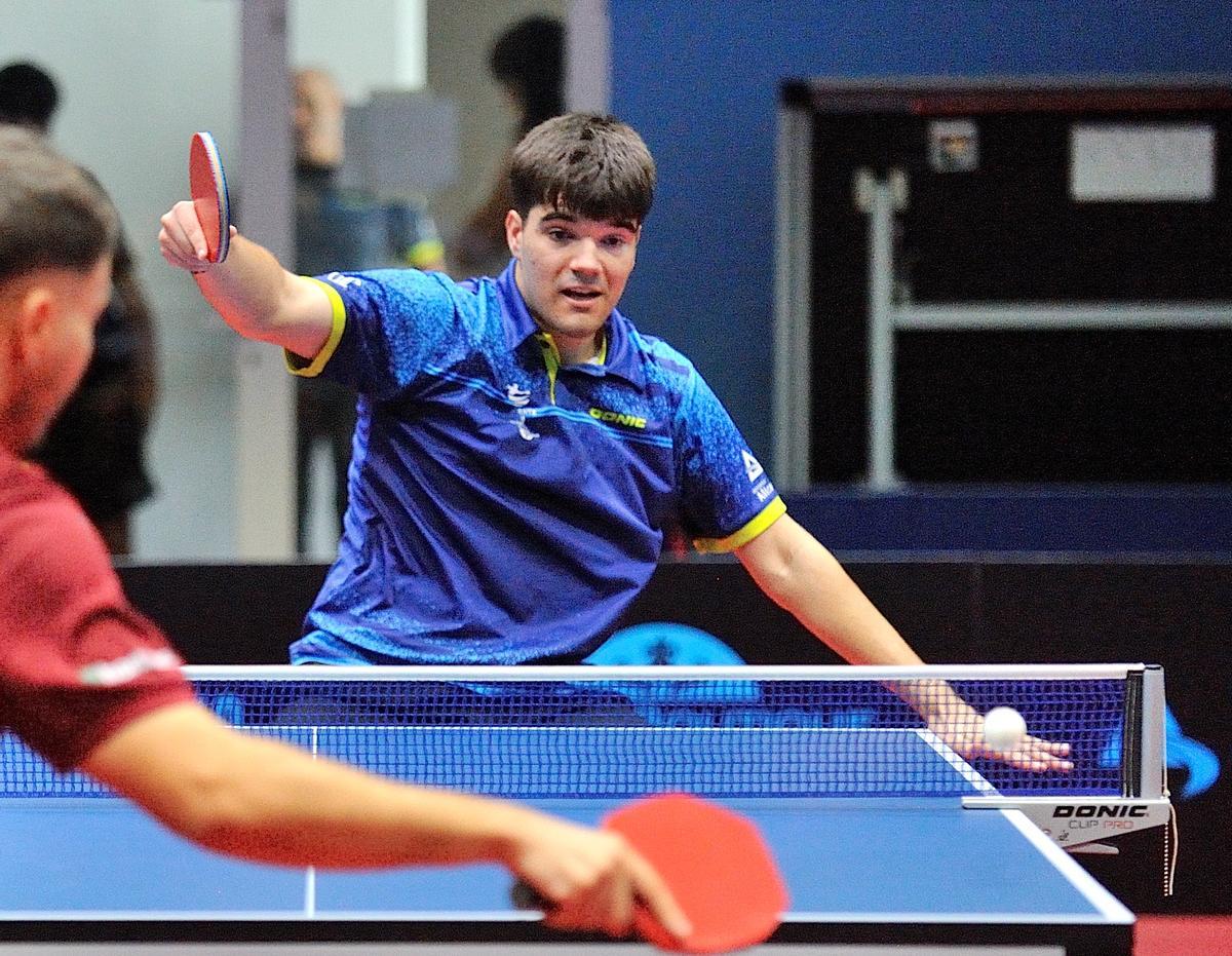 Diego Lillo golpea una bola durante una ronda del campeonato de España.