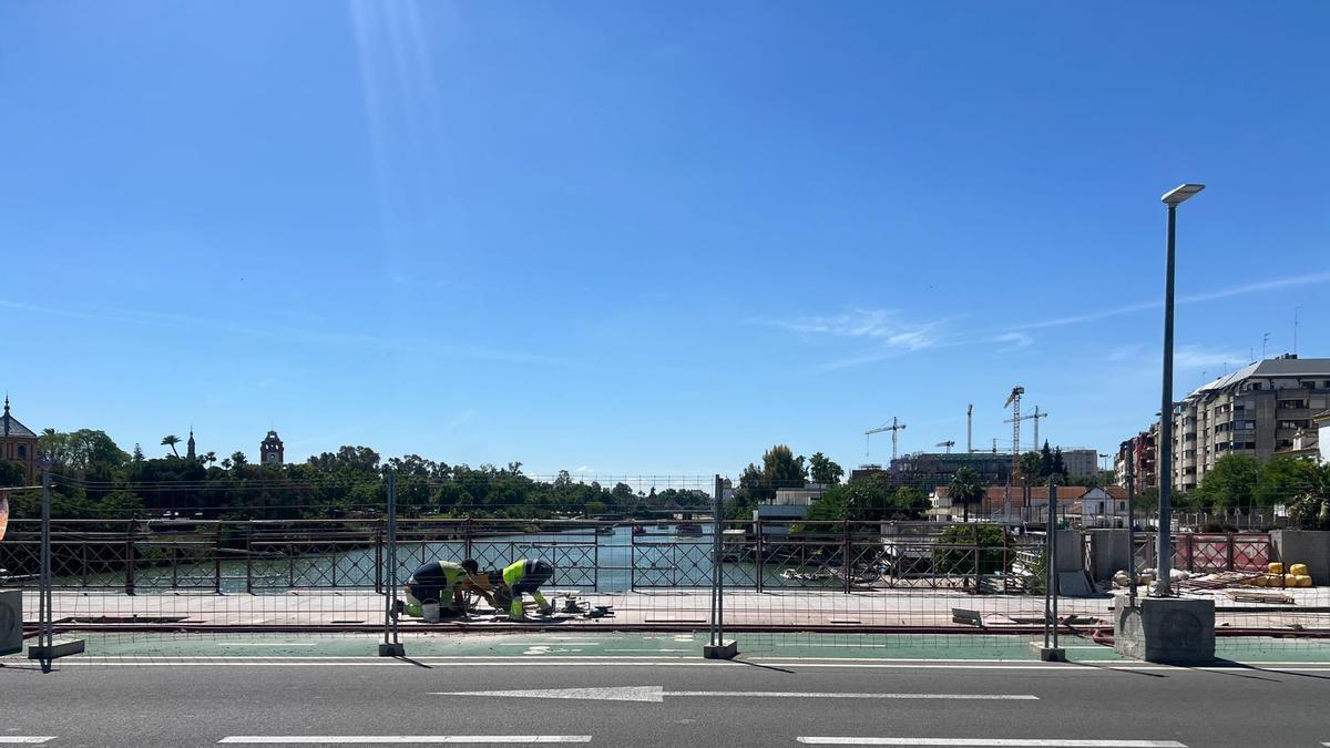 Las obras de los toldos del Puente de San Telmo