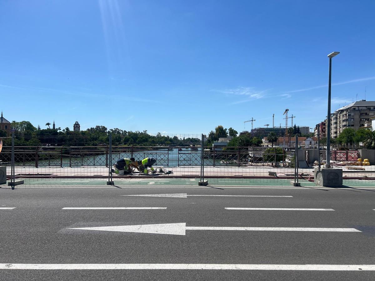 Las obras de los toldos del Puente de San Telmo
