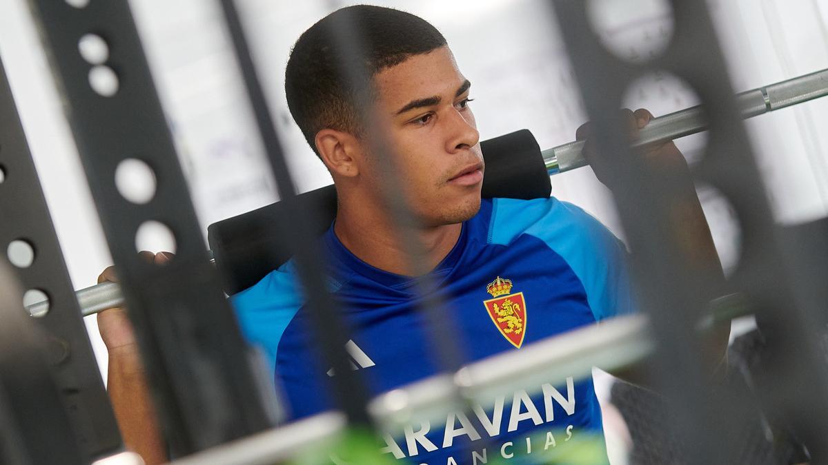 Santiago Mouriño se ejercita en el gimnasio de la Ciudad Deportiva Real Zaragoza en una sesión de esta semana.