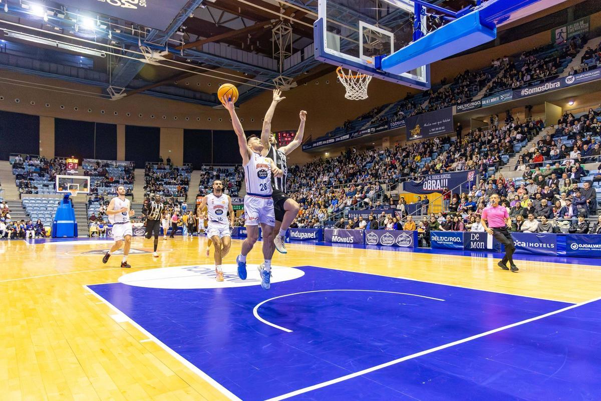 Alex Barcello penetra a canasta ante Cartagena en Sar.