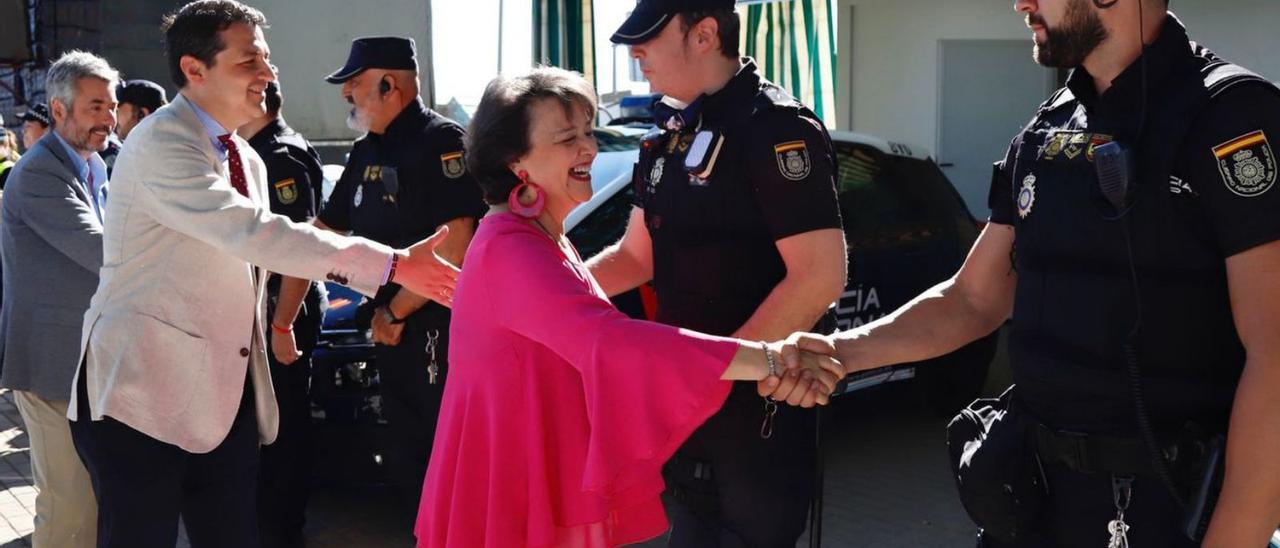 El alcalde y la subdelegada han visitado este martes los puestos policiales en el recinto ferial.