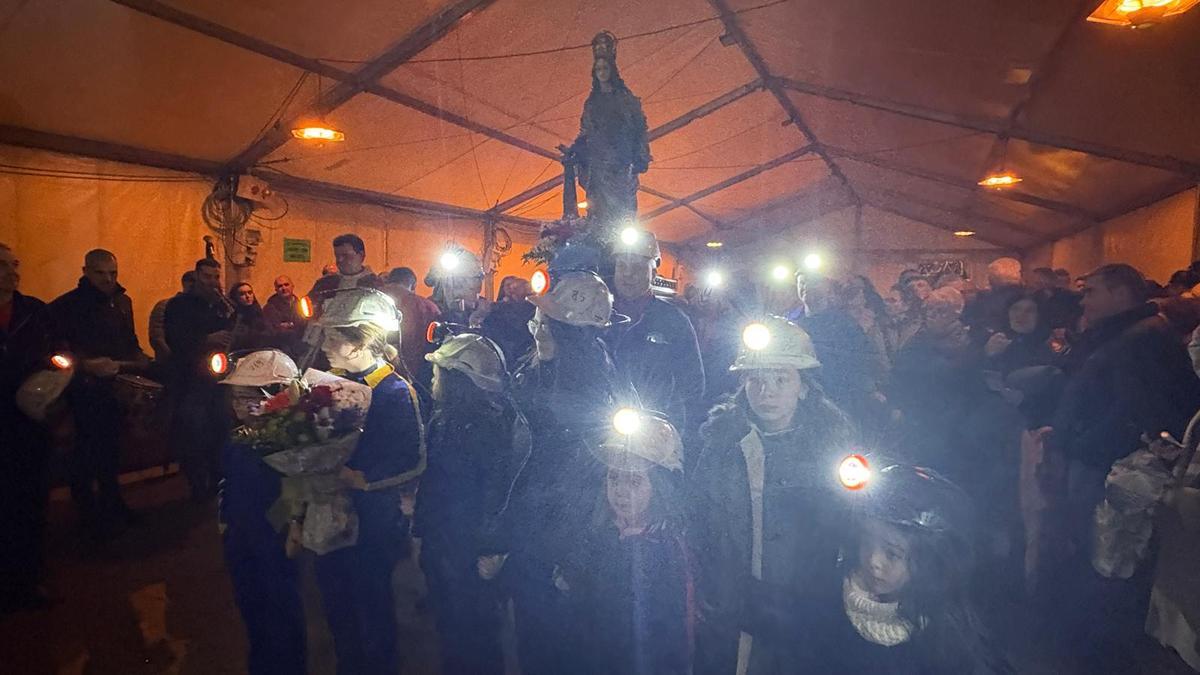 Santa Bárbara, bajo la lluvia y el luto: Cangas del Narcea recuerda a los siete mineros muertos en un año "terrible"