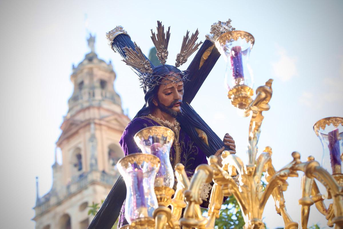 Procesión de Jesús del Calvario por las calles de Córdoba, este domingo.