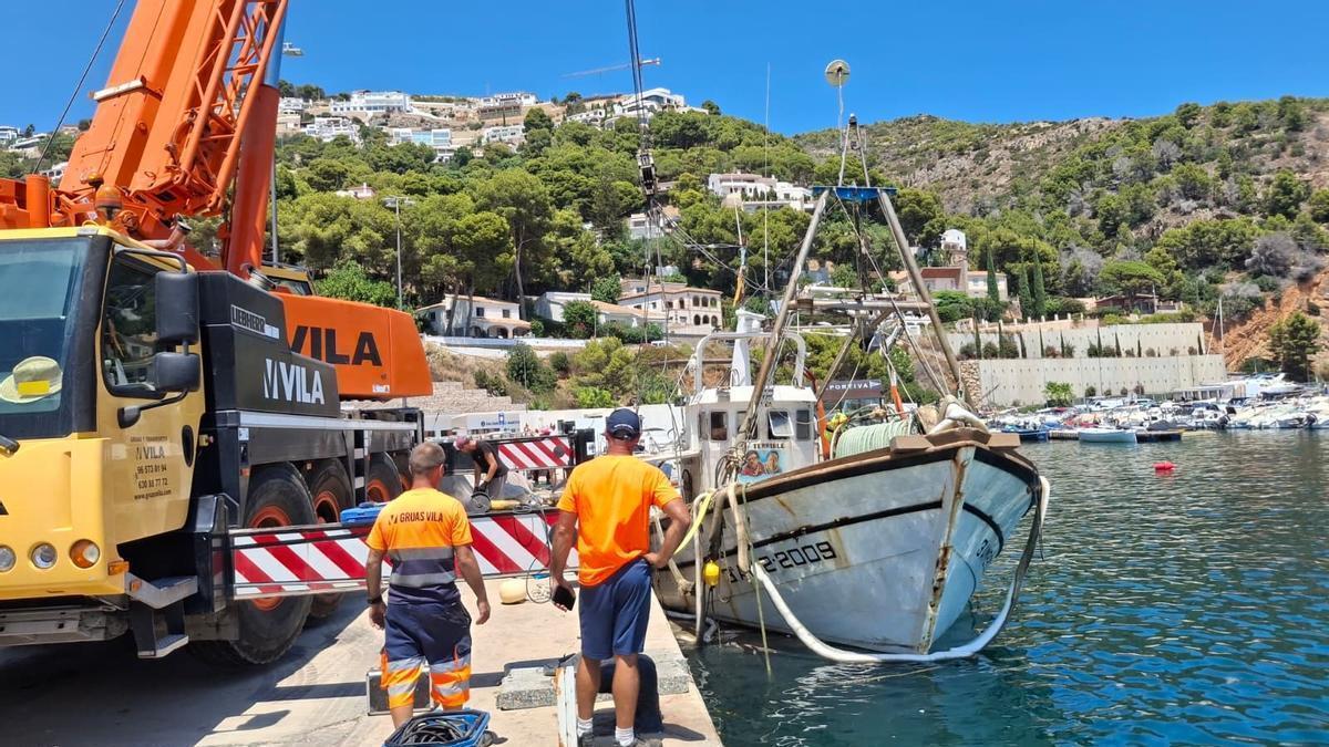 El pesquero, ya reflotado; ahora, otra grúa de más potencia lo sacará al seco