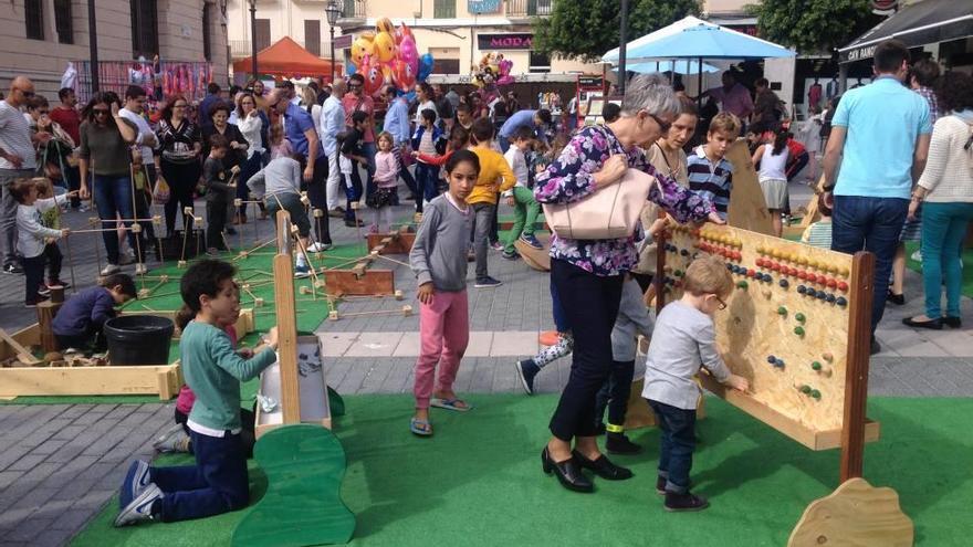 Los niños disfrutaron con los juegos instalados en la plaza Llibertat.