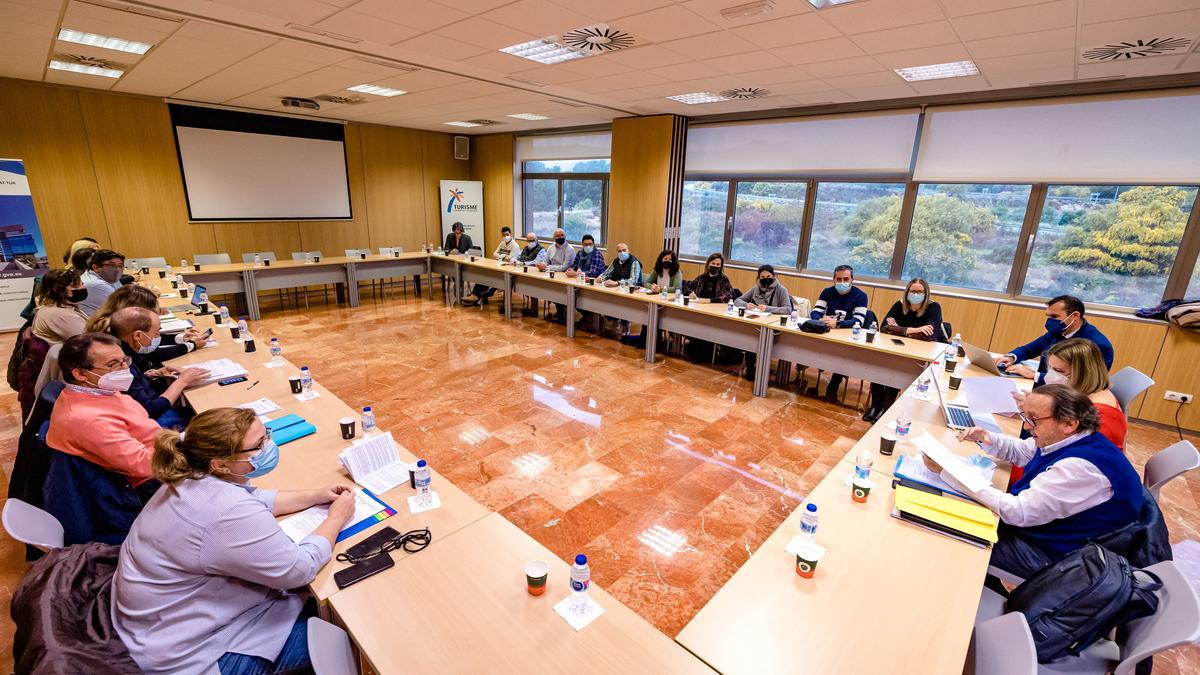 Representantes de la patronal y los sindicatos en la reunión mantenida este jueves en el Invattur, dentro de la ronda de negociación del convenio provincial de hostelería.