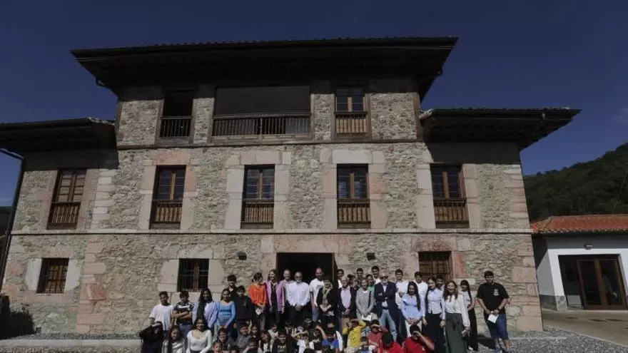 La Casa de las Artes de Bueño se transforma en "El Museín": Medio centenar de alumnos de Ribera de Arriba convierten el edificio en pinacoteca escolar