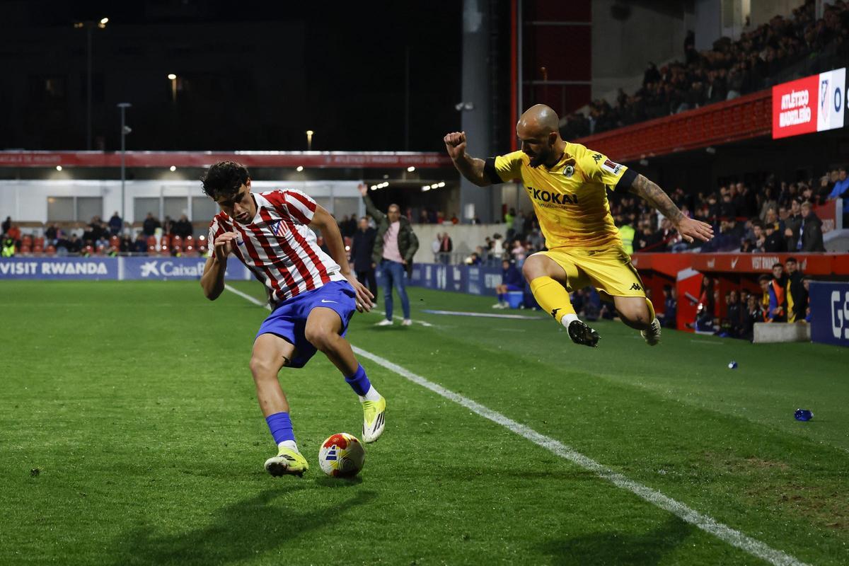 Javi Jiménez, que suplió a Retuerta en la segunda parte, vuela en busca del balón.