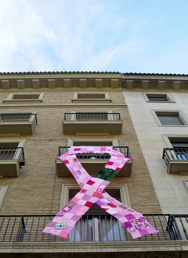 Fotogalería: La plaza del Pilar se tiñe de rosa contra el cáncer de mama