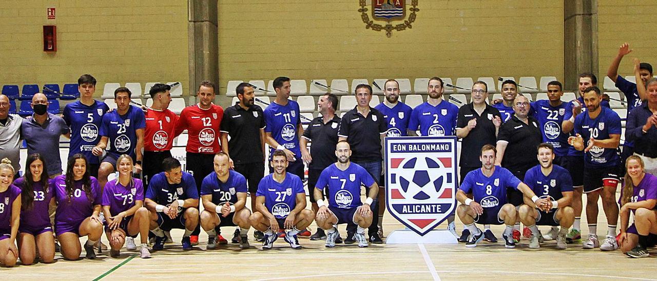 Equipos del Eón Alicante el día de la presentación en el Pitiu Rochel, escenario de los partidos del conjunto alicantino. | EÓN