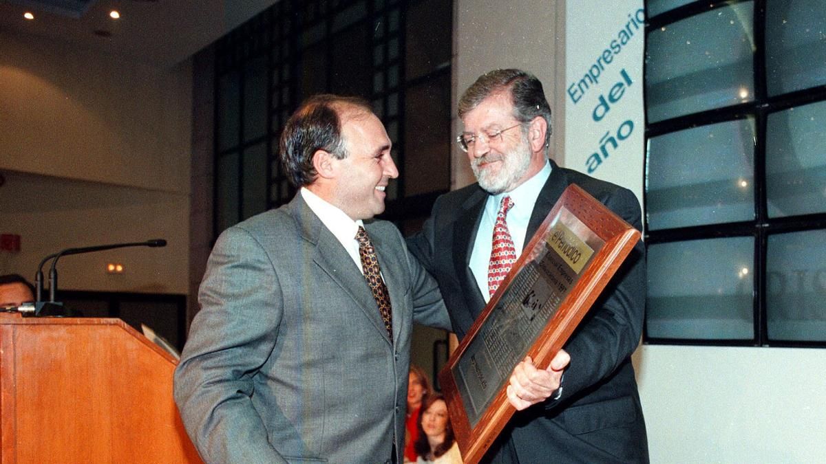 Ricardo Leal recibe el Premio Empresario del Año 1997.