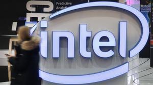 Una mujer pasa delante del logo de Intel durante su asistencia a la feria tecnológica CeBIT en Hannover.