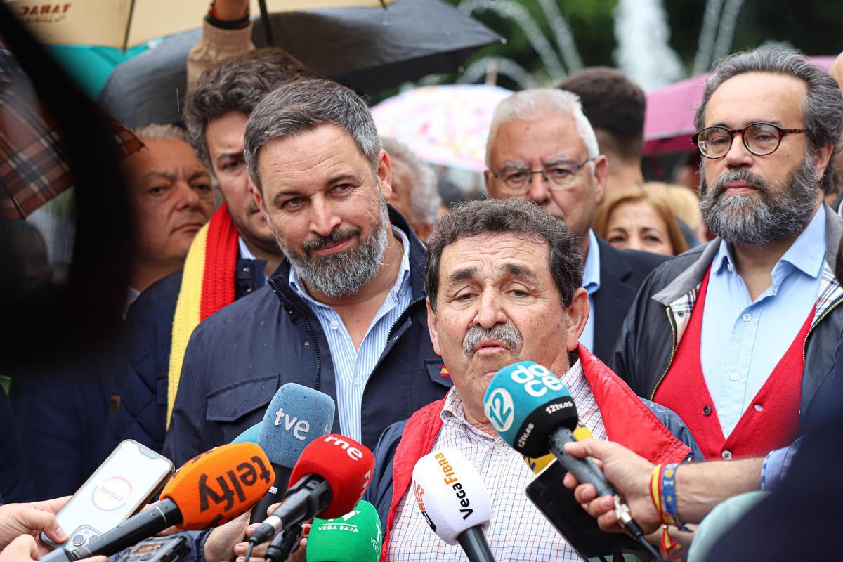Manuel Mestre junto con Santiago Abascal, en la glorieta Gabriel Miró