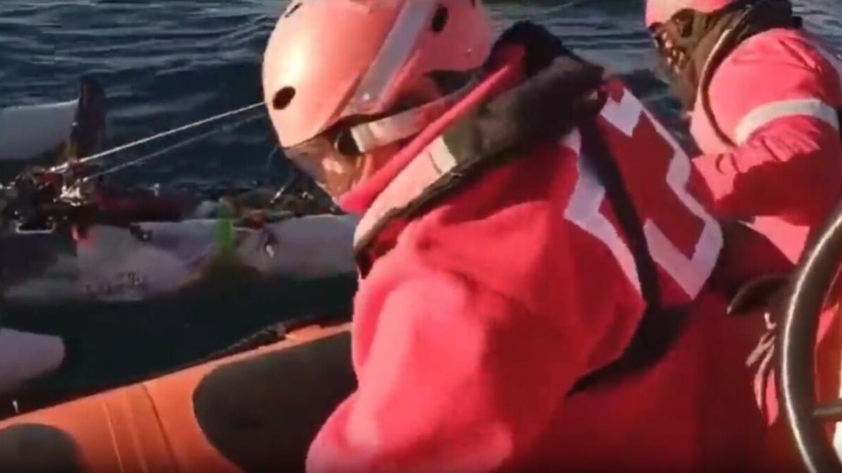 Rescatado un hombre que navegaba en un kayak a una milla de la costa de Santa Pola